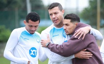 Hendrio ôm tạm biệt từng đồng đội, chia tay CLB Nam Định trong êm đẹp