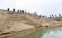 Dân mang loa, trống, băng rôn ra bờ sông Lam phản đối khai thác cát