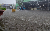 Bến Tre: Mưa lớn gây ngập quốc lộ 57, nước tràn vào nhà dân