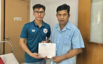 Trao tiền bạn đọc giúp đỡ người cha nghèo suy thận nặng