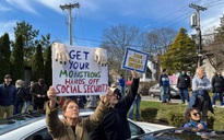 Ông Trump xếp hơn 6.000 người nhập cư còn sống vào diện 'đã qua đời'?