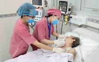 Bác sĩ đi xe cấp cứu 2 bánh đến nhà cứu người