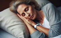 Bác sĩ chỉ mẹo đơn giản nhưng cực hay giúp người lớn tuổi dễ ngủ hơn