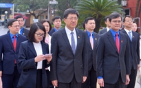 Đoàn đại biểu thanh niên Việt - Trung dâng hoa tưởng nhớ Chủ tịch Hồ Chí Minh