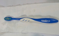 Cứu cô gái nuốt bàn chải dài 17 cm vào thực quản