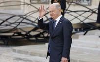 Bị phạt hơn 5.000 USD sau khi lẻn vào đoàn tháp tùng để ôm Thủ tướng Đức