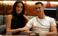 Bạn gái Cristiano Ronaldo khoe nhẫn đính hôn?