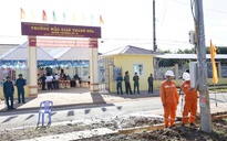 Nhớ mãi nụ cười của cha ngày 'nhà mình có điện'