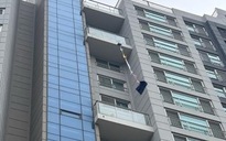 Mắc kẹt trên ban công gần 2 ngày, một phụ nữ treo quần áo cầu cứu
