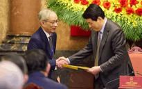 Nhà giáo Nguyễn Xuân Khang tặng Chủ tịch nước Lương Cường 'bức ảnh đặc biệt'