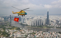 Trực thăng diễn tập kéo cờ trên Dinh Độc Lập và bầu trời TP.HCM