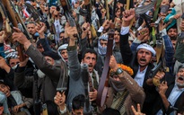 Houthi tấn công 2 tàu sân bay sau khi Mỹ tập kích cảng nhiên liệu ở Yemen