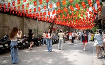 Nô nức check-in ngõ cờ Hà Nội mừng ngày thống nhất