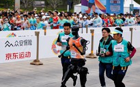 Những màn hài hước khi robot chạy đua với người lần đầu tiên