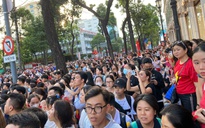 Đợi từ trưa nắng để có chỗ đẹp xem tổng hợp luyện diễu binh tối nay