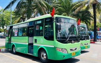 Dàn xe buýt TP.HCM rực rỡ treo cờ mừng đại lễ