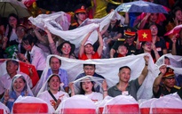 Trung tâm TP.HCM có mưa lớn kèm giông, người dân đội mưa xem sơ duyệt diễu binh