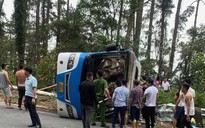Lật xe khách trên đèo Tam Đảo, 3 người chết, nhiều người bị thương