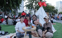 Dựng lều chờ ngắm pháo hoa ở trung tâm TP.HCM tối nay: 'Mai xem tổng duyệt diễu binh luôn!'