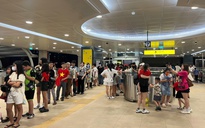 Hàng dài người chờ metro vào trung tâm TP.HCM xem pháo hoa