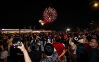 'Biển người' ở trung tâm TP.HCM xem pháo hoa mừng 50 năm đất nước thống nhất