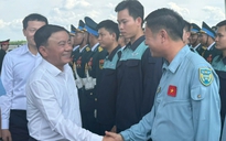 Thường trực Ban Bí thư Trần Cẩm Tú thăm, tặng quà các khối diễu binh lễ 30.4