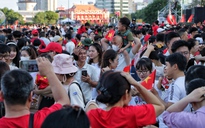 Chiều nay 'biển người' lại đổ về bến Bạch Đằng chờ ngắm pháo hoa mừng lễ 30.4