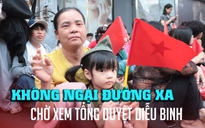 Không ngại đường xa, người dân các nơi đổ về TP.HCM chờ xem tổng duyệt diễu binh