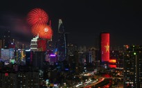 Pháo hoa rực rỡ trên bầu trời TP.HCM trong tiếng reo hò của người dân, du khách