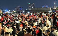 Ngay lúc này bến Bạch Đằng đông kín người chờ xem trình diễn drone 'vượt sức tưởng tượng'