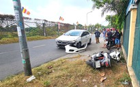 Ô tô tông 2 xe máy chở học sinh trước cổng trường học