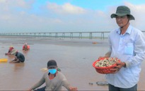 'Ông bụt' của người nghèo ven biển