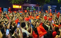 Khoảnh khắc xúc động ở bến Bạch Đằng sau màn pháo hoa mãn nhãn tối qua