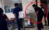 Người nhà la hét, đạp vào bụng bác sĩ đang cấp cứu bệnh nhi ngừng tim