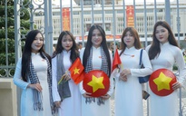 Cận kề 30.4, dòng người tranh thủ check-in với những view '50 năm mới có 1 lần'