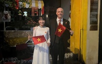 Người nước ngoài hào hứng xem diễu binh, ngưỡng mộ tinh thần yêu nước của người Việt