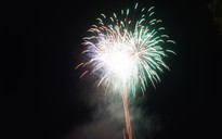 Vĩnh Long: Hàng ngàn người chen chân xem pháo hoa mừng 50 năm đất nước thống nhất