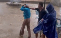 Tạm giữ phụ huynh xông vào trường hành hung nữ giáo viên