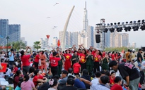 Chiều 30.4 bến Bạch Đằng lại 'chật kín' người háo hức chờ xem pháo hoa tối nay