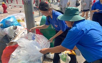 Nhiều bạn trẻ tham gia làm sạch đường phố sau lễ