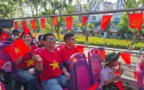 Xe buýt âm nhạc vòng quanh phố núi Đà Lạt mừng 50 năm đất nước thống nhất