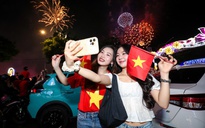 21 tiếng đại bác và pháo hoa siêu đẹp ở bến Bạch Đằng mừng đại lễ 30.4