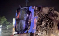 Quảng Trị: Sau tai nạn, xe chở 38 hành khách lật ngang, 3 người bị thương
