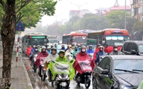 Người dân đội mưa rời Hà Nội nghỉ lễ giỗ tổ Hùng Vương, đường phố ùn tắc