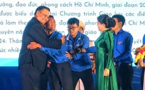 Chàng trai khuyết tật trích 10.000 đồng/ngày từ tiền bán vé số giúp người khó khăn