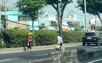 CSGT TP.HCM xử phạt nhiều người đi bộ sang đường không đúng nơi quy định