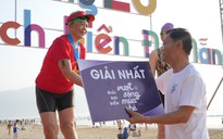 Kính nể kình ngư nữ hơn 70 tuổi băng băng về nhất thi bơi vượt biển Đà Nẵng