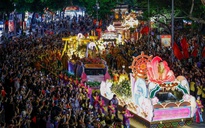 Hàng nghìn người cung rước xá lợi Phật quanh hồ Gươm