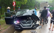 Ô tô con bị húc dập nát phần đầu trên cung đường lên cửa khẩu Cha Lo