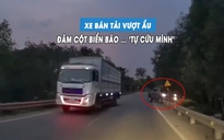 Vượt ẩu bất thành, xe bán tải tông gãy cột biển báo... 'tự cứu mình'